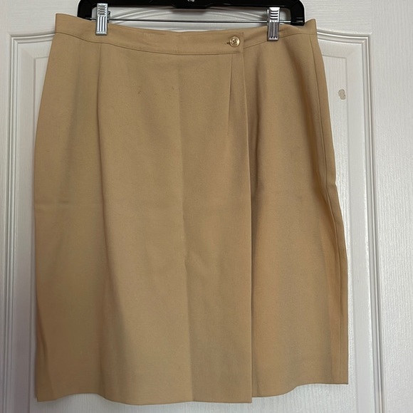 Vintage Jones New York suit, Skirt and jacket, Skirt size 14, jacket size 12 - Picture 2 of 10